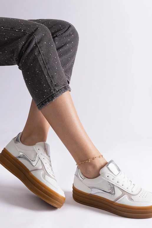 Weiße und silberne Sneaker mit...