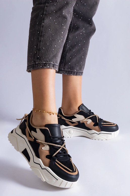 Schwarze Sneakers verziert mit Valdez...