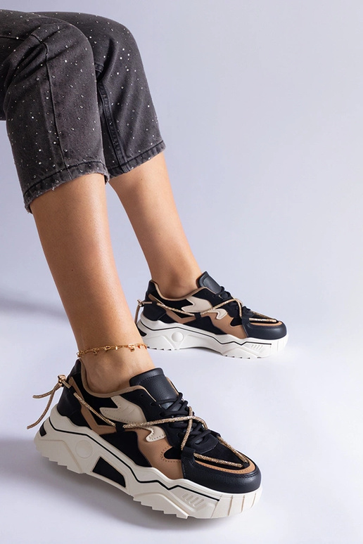 Schwarze Sneakers verziert mit Valdez...