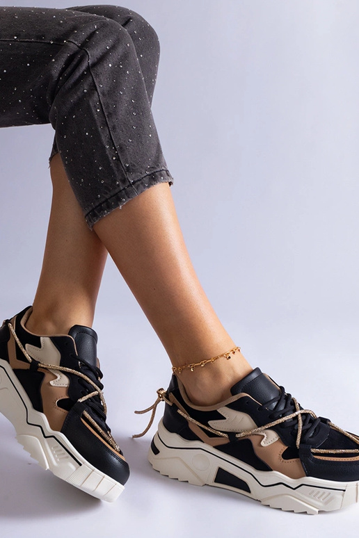 Schwarze Sneakers verziert mit Valdez...