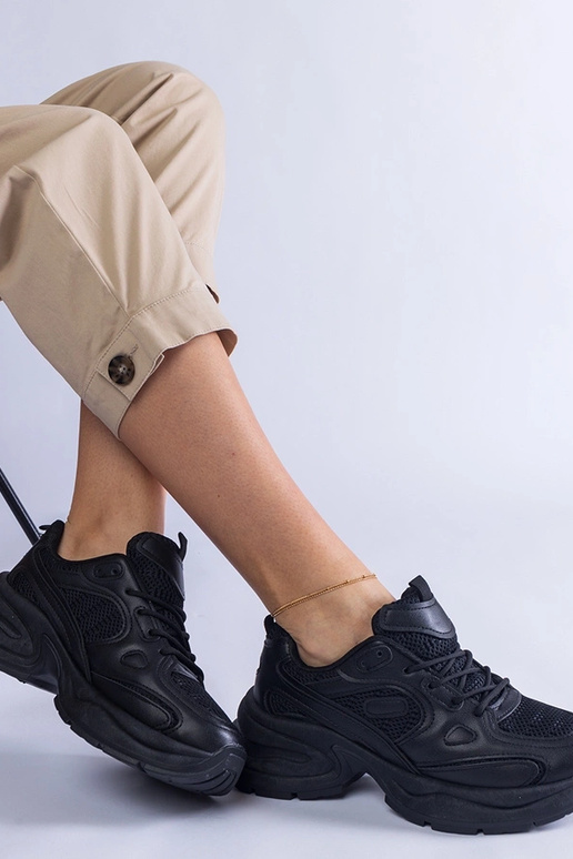 Schwarze Sneaker mit massiver Adom-Sohle