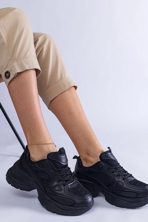 Schwarze Sneaker mit massiver Adom-Sohle