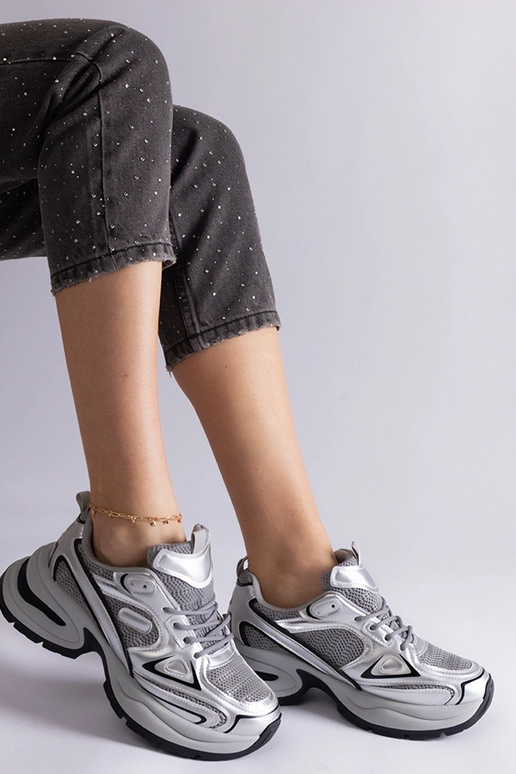 Silberne Sneaker mit massiver Adom-Sohle Silberne Sneaker mit massiver Adom-Sohle