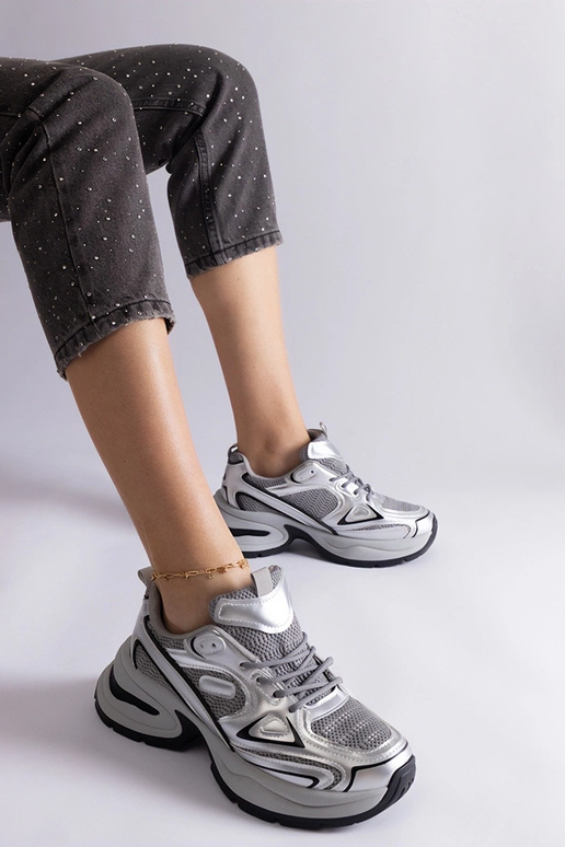 Silberne Sneaker mit massiver Adom-Sohle Silberne Sneaker mit massiver Adom-Sohle