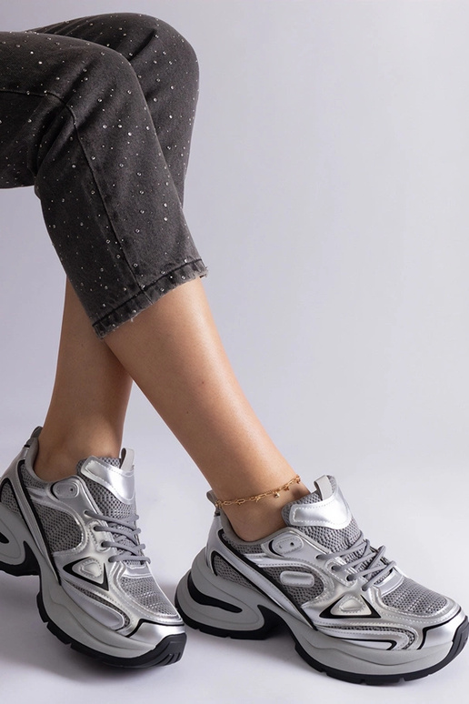 Silberne Sneaker mit massiver Adom-Sohle Silberne Sneaker mit massiver Adom-Sohle