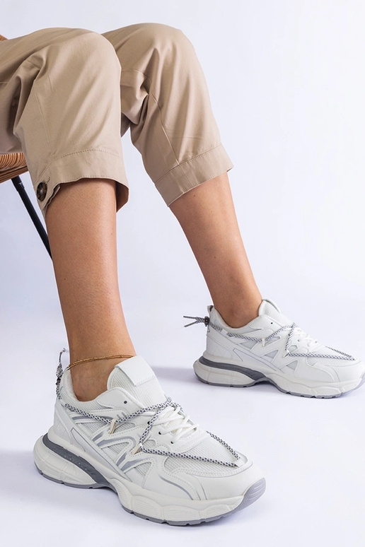 Weiße Damen Sneaker mit massiver... Weiße Damen Sneaker mit massiver...