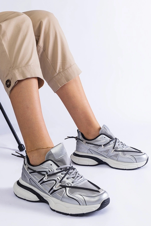 Silberne Damen-Sneaker mit massiver... Silberne Damen-Sneaker mit massiver...