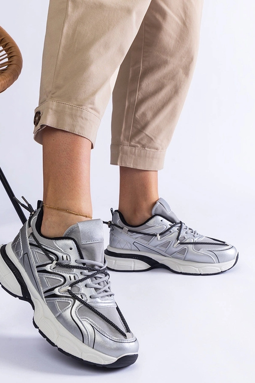 Silberne Damen-Sneaker mit massiver... Silberne Damen-Sneaker mit massiver...