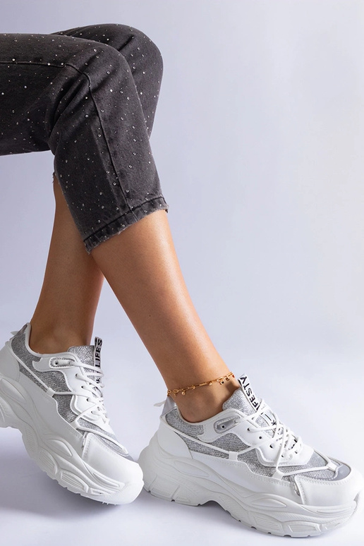 Weiße Sneakers mit Glitzereinsätzen... Weiße Sneakers mit Glitzereinsätzen...