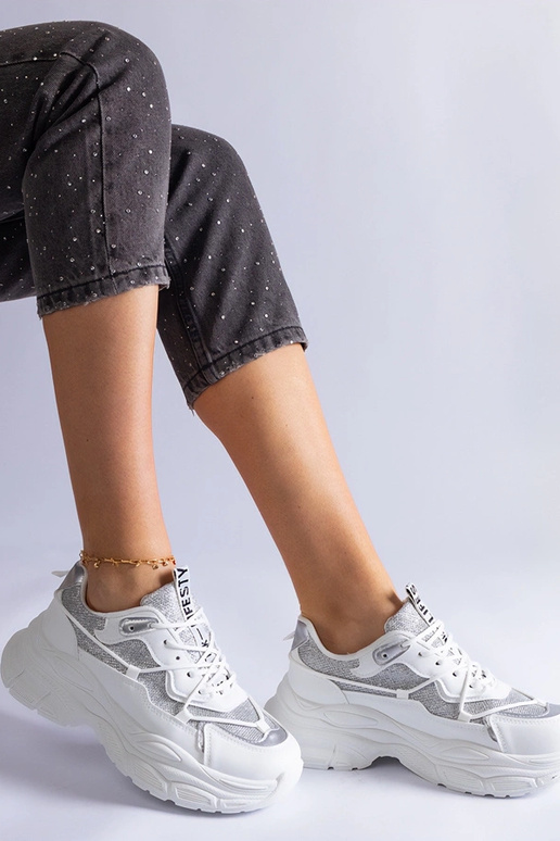 Weiße Sneakers mit Glitzereinsätzen... Weiße Sneakers mit Glitzereinsätzen...