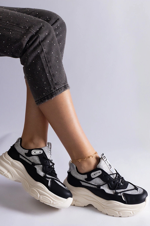 Schwarze Sneakers mit... Schwarze Sneakers mit...