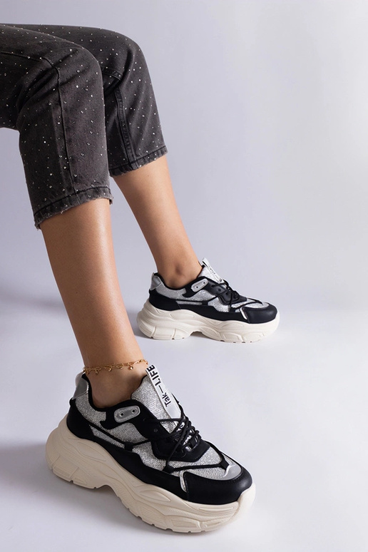 Schwarze Sneakers mit... Schwarze Sneakers mit...