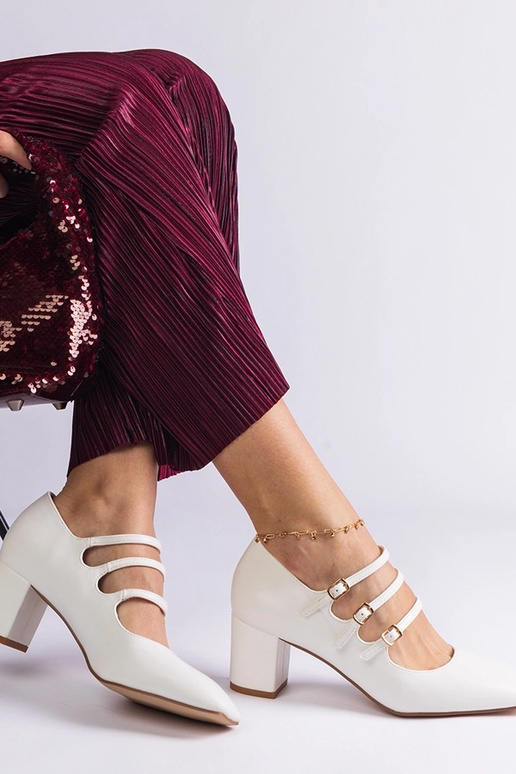 Weiße Pumps mit Blockabsatz und... Weiße Pumps mit Blockabsatz und...