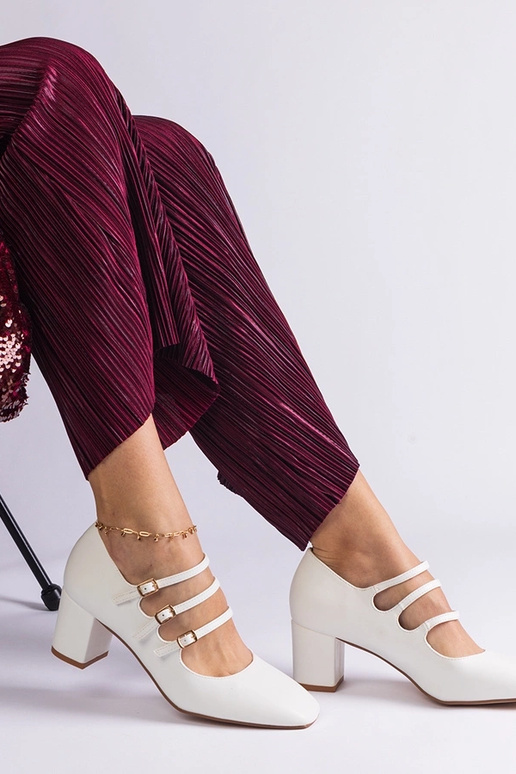 Weiße Pumps mit Blockabsatz und... Weiße Pumps mit Blockabsatz und...