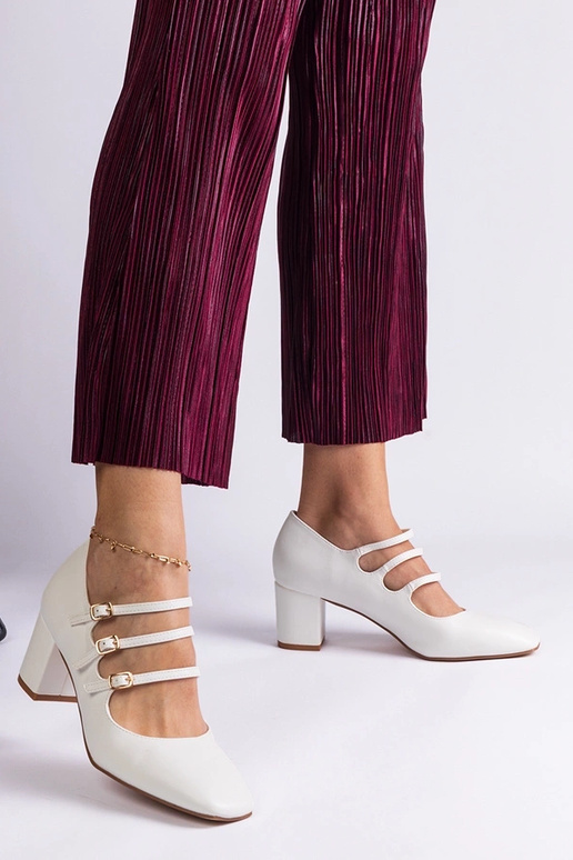 Weiße Pumps mit Blockabsatz und... Weiße Pumps mit Blockabsatz und...