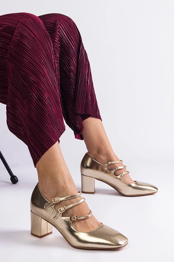 Goldene Pumps mit Blockabsatz und Zierschnallen Izida