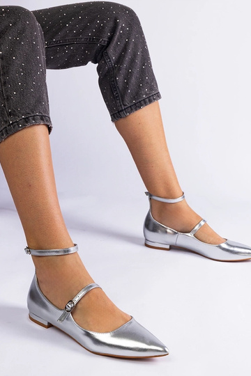 Silberne flache Pumps mit... 2