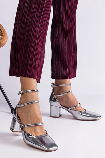 Silberfarbene Lackpumps mit...