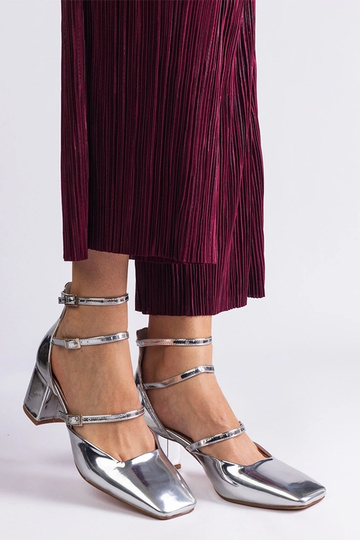 Silberfarbene Lackpumps mit... 2