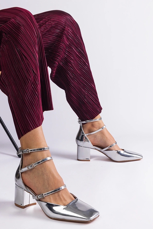 Silberfarbene Lackpumps mit... Silberfarbene Lackpumps mit...