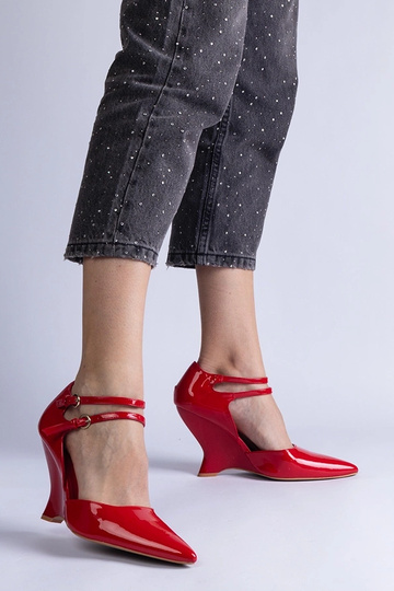 Rote Lackpumps auf... 2