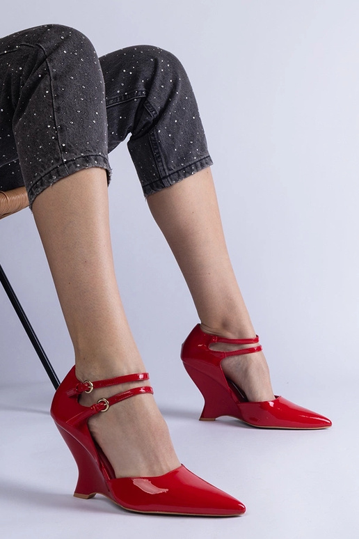 Rote Lackpumps auf Keilabsatz mit... Rote Lackpumps auf Keilabsatz mit...