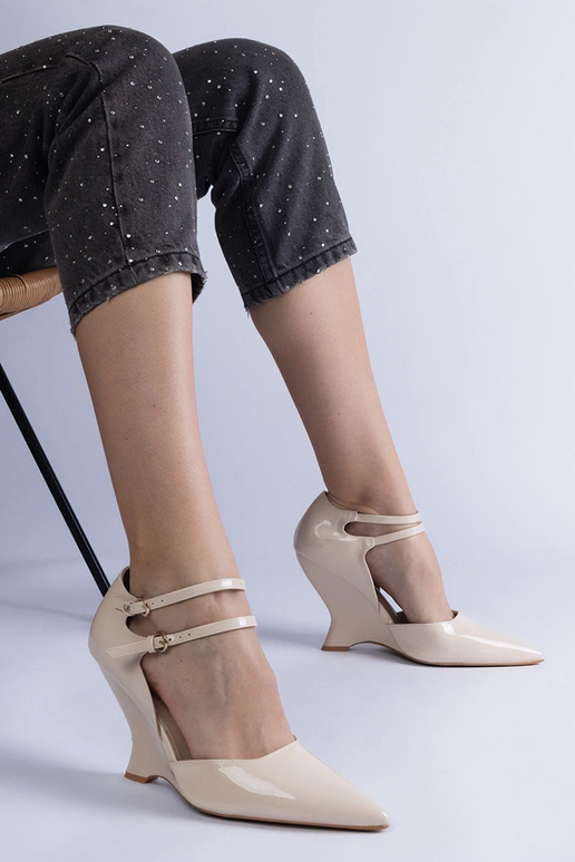 Beige Lackpumps auf Keilabsatz mit...