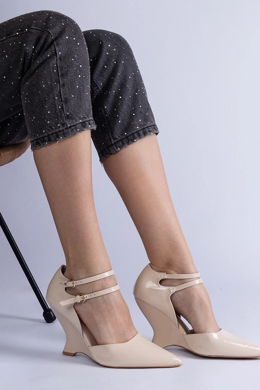Beige Lackpumps auf Keilabsatz mit...