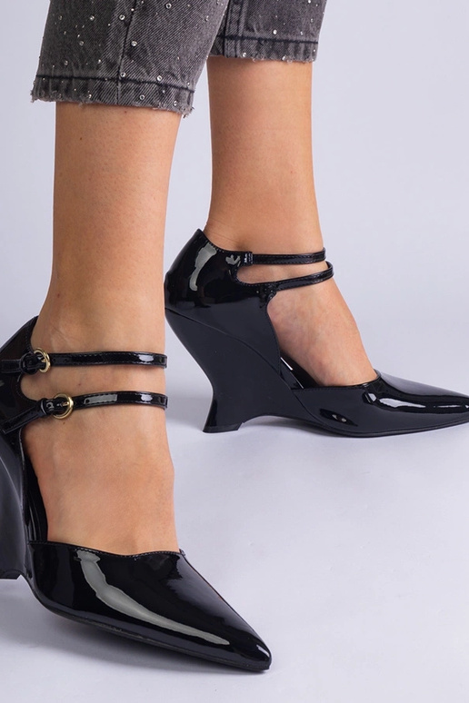 Schwarze Lackpumps auf Keilabsatz mit... Schwarze Lackpumps auf Keilabsatz mit...