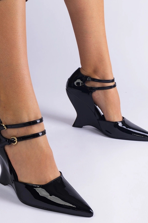 Schwarze Lackpumps auf Keilabsatz mit... Schwarze Lackpumps auf Keilabsatz mit...