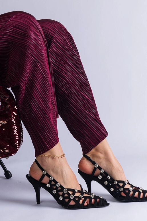 Schwarze geflochtene Sandalen mit... Schwarze geflochtene Sandalen mit...