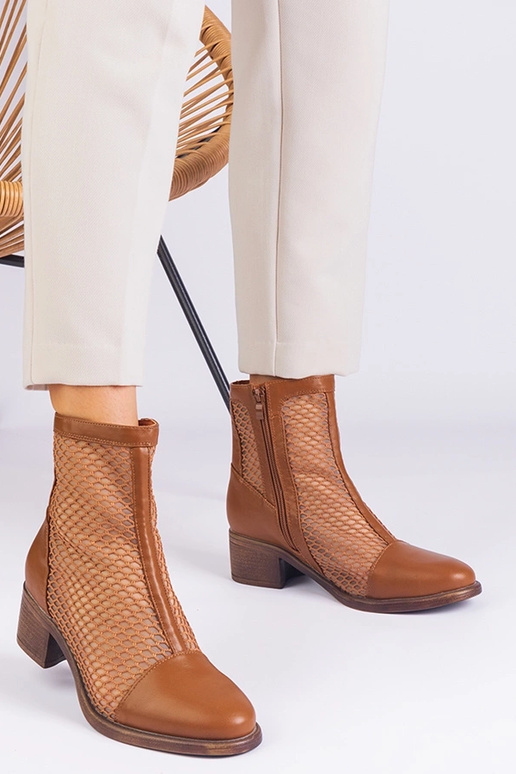 Braune Stiefeletten aus Netzstoff mit... Braune Stiefeletten aus Netzstoff mit...