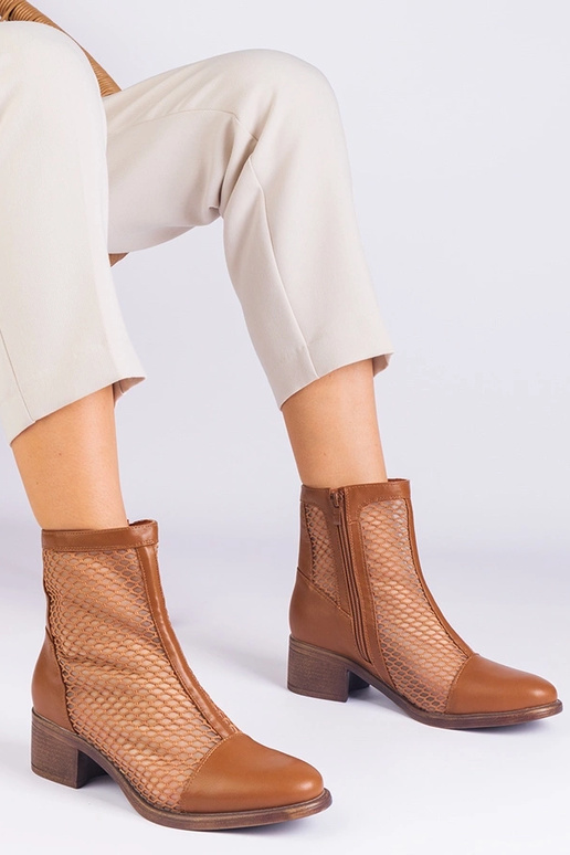 Braune Stiefeletten aus Netzstoff mit... Braune Stiefeletten aus Netzstoff mit...