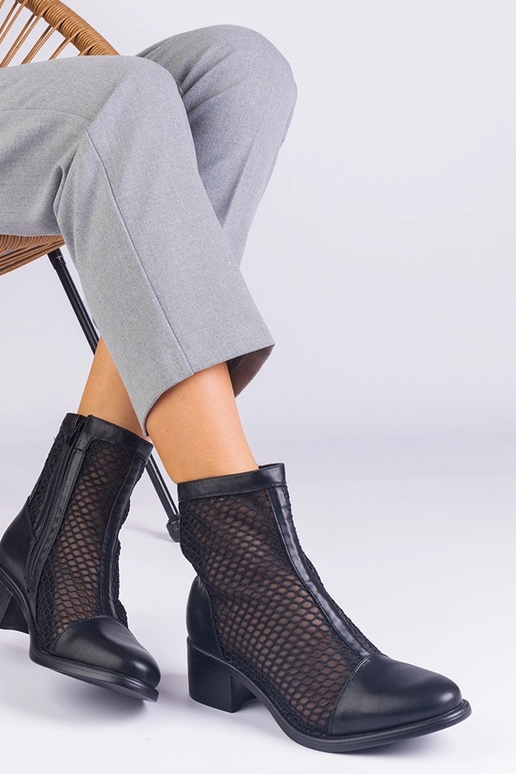 Schwarze Stiefeletten aus Netzstoff... Schwarze Stiefeletten aus Netzstoff...