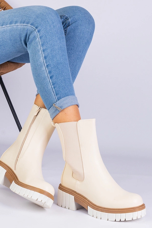 Beige Stiefeletten aus... Beige Stiefeletten aus...