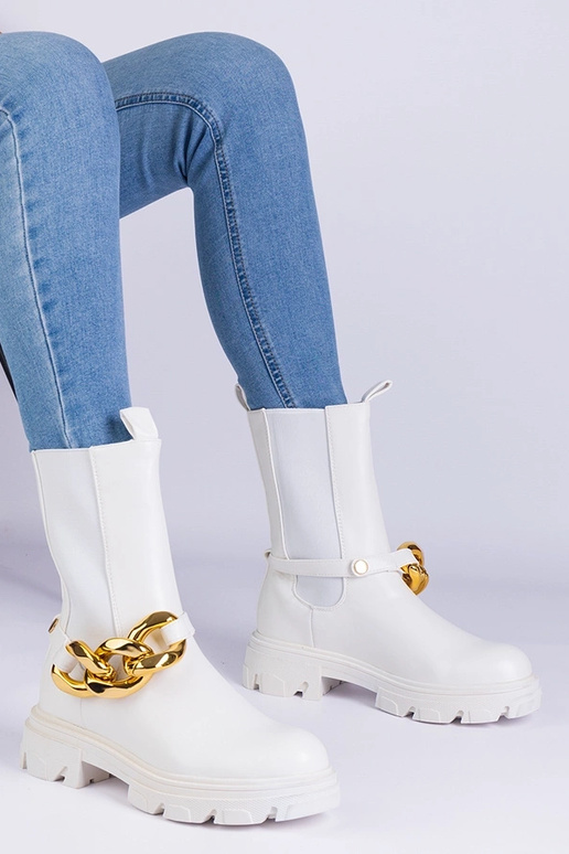 Weiße Stiefeletten verziert mit einer...