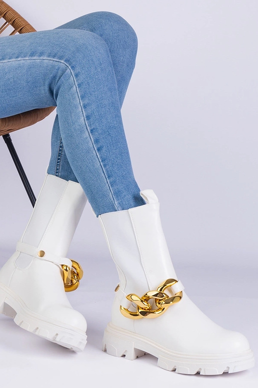 Weiße Stiefeletten verziert mit einer...