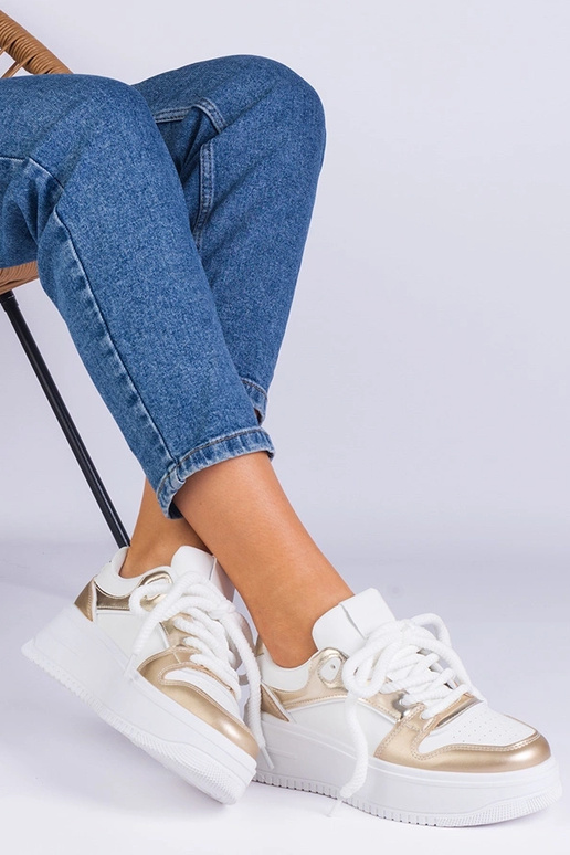 Weiß-goldene Sneakers auf... Weiß-goldene Sneakers auf...