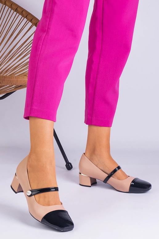 Beige Lack-Zehenpumps mit Blockabsatz... Beige Lack-Zehenpumps mit Blockabsatz...