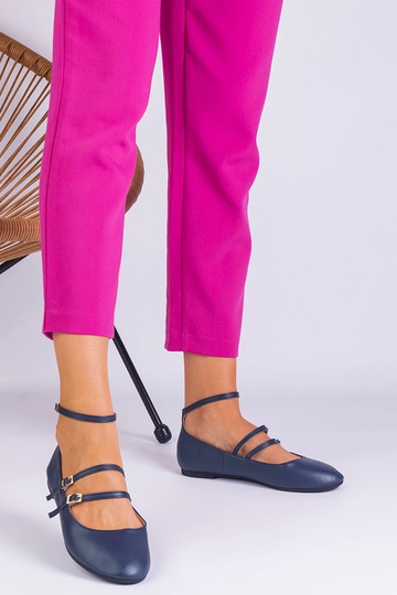 Marineblaue Ballerinas aus Ökoleder mit Vitoldora-Schnallen 2