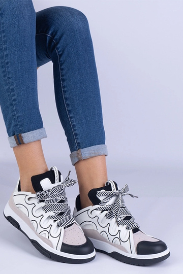 Schwarze Damen Sneaker mit Zierschnürung Grejs