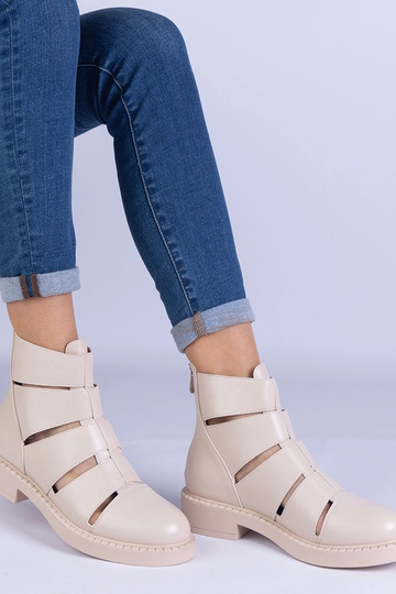 Beige Stiefel aus Ökoleder mit Cut-outs und flachem Absatz Kalipso