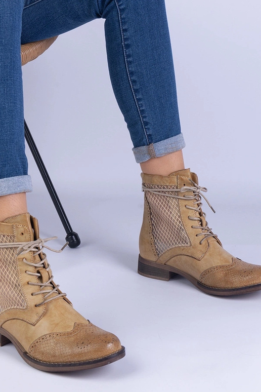 Gelbe, durchbrochene, flache...