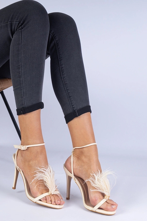 Beige High Heel Sandalen mit Federn... Beige High Heel Sandalen mit Federn...