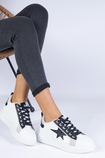 Weiße Sneaker verziert mit Glitzerstern von Morans