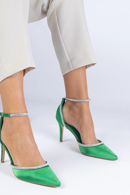 Grüne Pumps aus Satin, verziert mit... Grüne Pumps aus Satin, verziert mit...