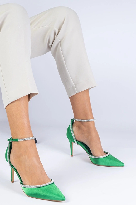 Grüne Pumps aus Satin, verziert mit... Grüne Pumps aus Satin, verziert mit...