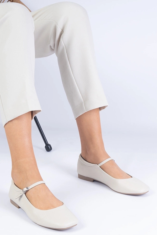 Beige klassische Ballerinas aus... Beige klassische Ballerinas aus...