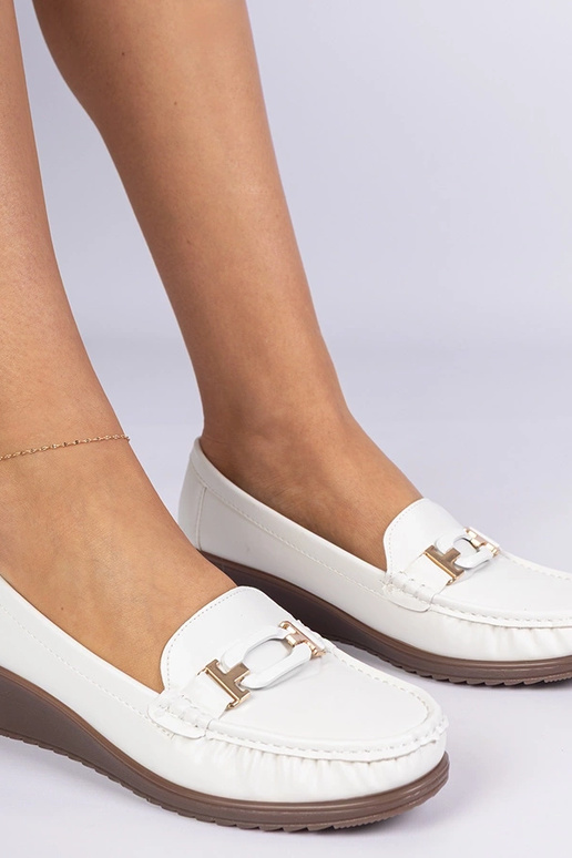Weiße Damenmokassins mit Keilabsatz... Weiße Damenmokassins mit Keilabsatz...
