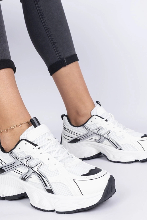 Schwarze Damensneaker auf massiver... Schwarze Damensneaker auf massiver...